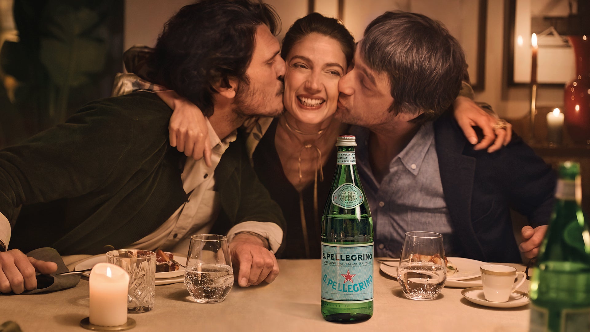 Amici a tavola con bottiglia S.Pellegrino