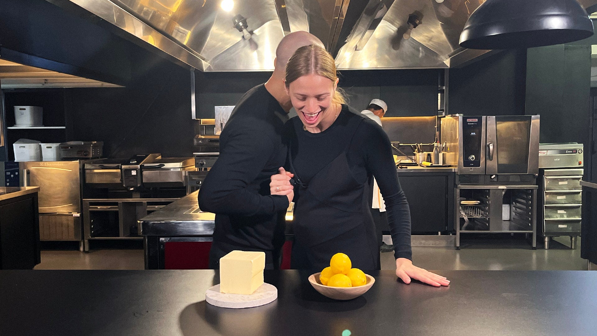 Isabella Potì e Floriano Pellegrino scherzano in cucina