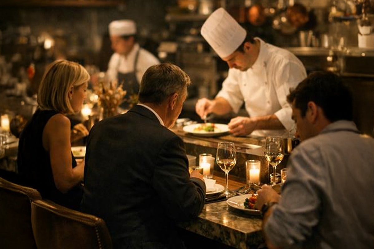 Mangiare al bancone di un ristorante