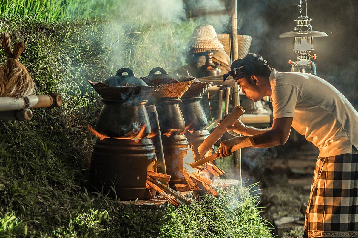 Chef Suta mentre cucina