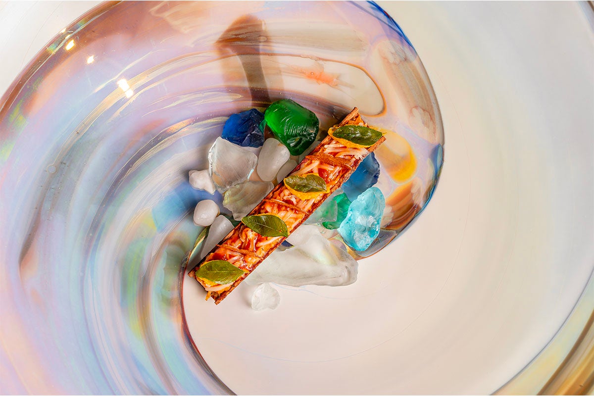 Granchio arrostito al Ghee, cannella bruciata, croccante di foglie di curry (pianure costiere)