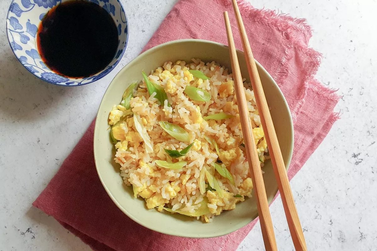 Riso con uovo fritto e cipollotti