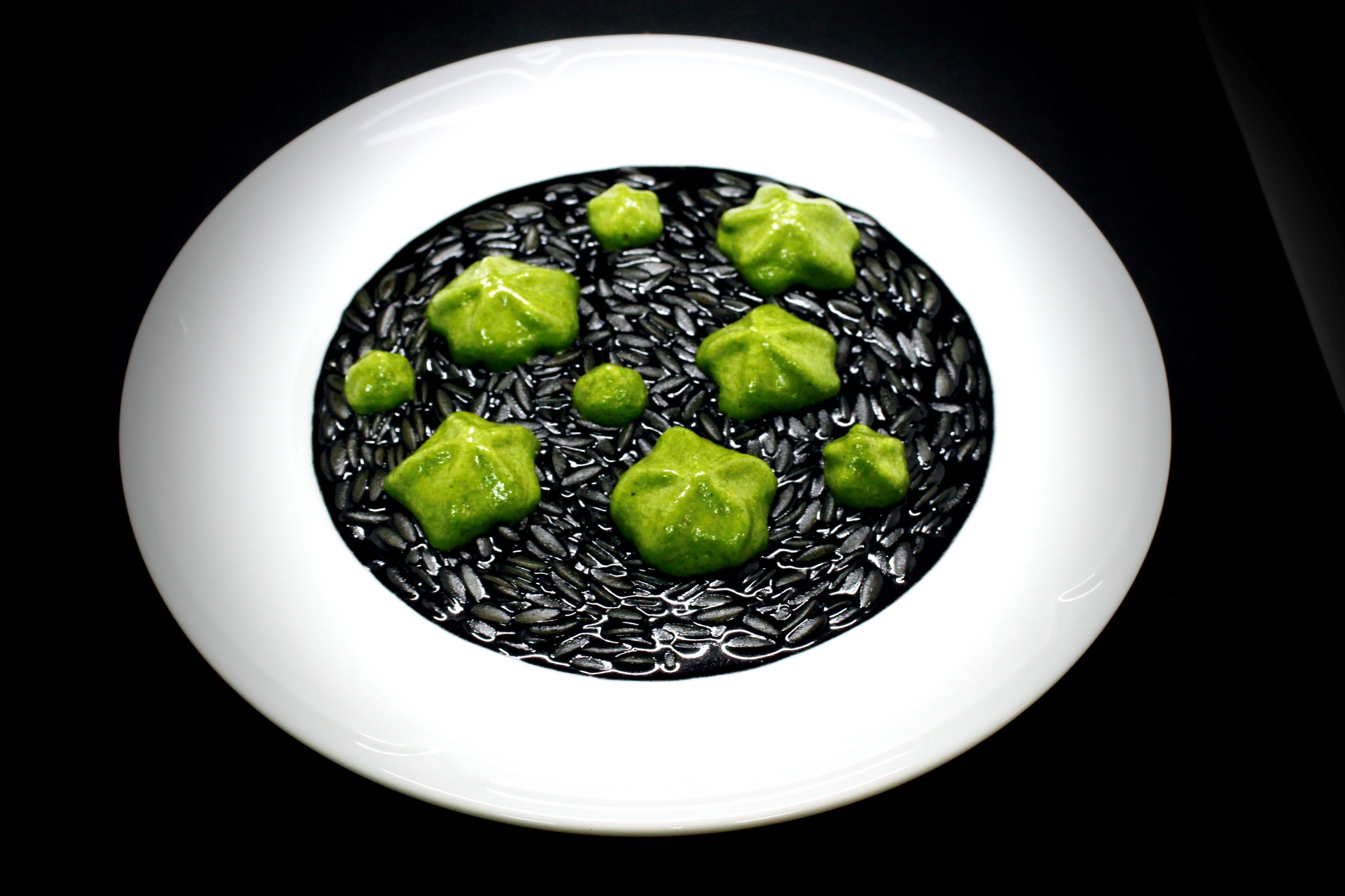 Risone, fondo di mare al nero, prezzemolo e gin oyster