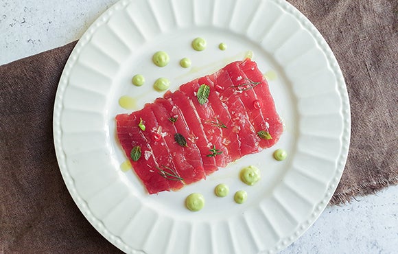 Carpaccio di tonno con maionese di avocado
