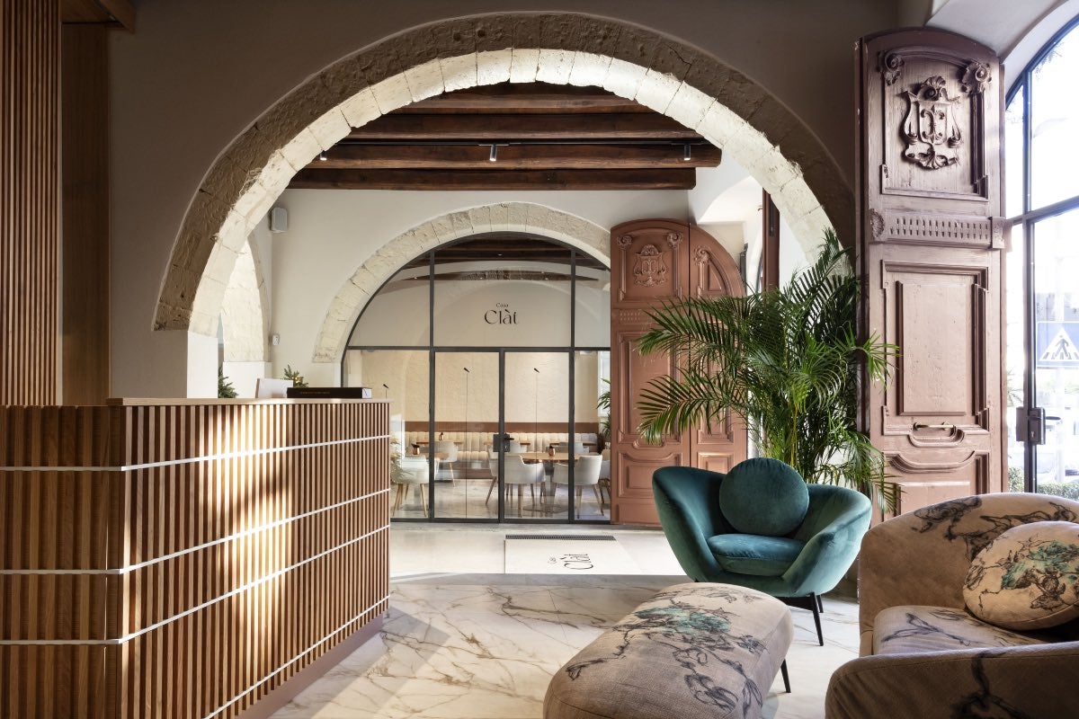 L'ingresso di Casa Clàt a Cagliari: il lounge bar da un lato e il ristorante fine dining dall'altro