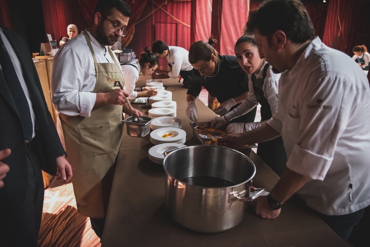 Gli chef cucinano alla charity dinner