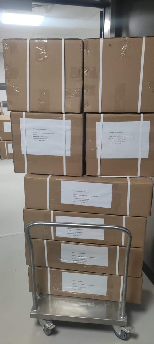 Le scatole con gli aiuti per gli sfollati