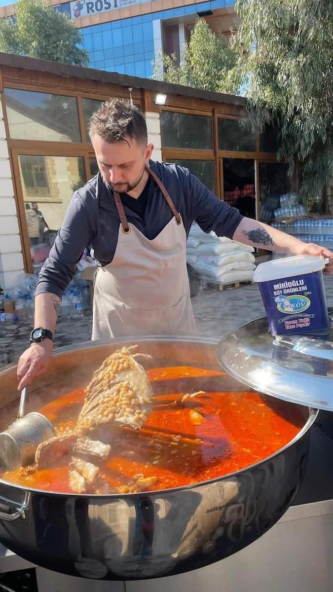 Lo chef Fatih Tutak cucina per gli sfollati in Turchia