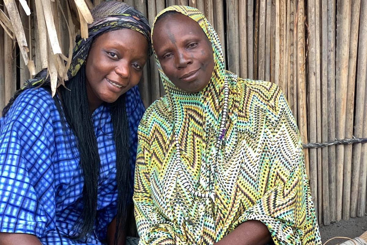 Fatmata Binta con un'amica