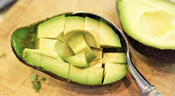 Come mangiare l'avocado: a pezzi con sale e limone