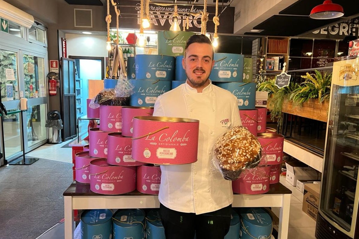 Raffaele Forcella con i suoi grandi lievitati dolci