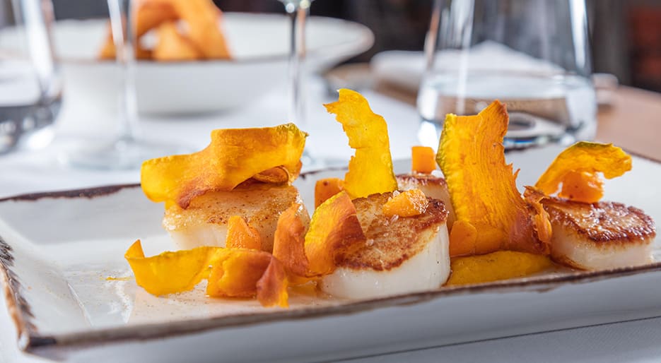 Capesante alla plancia, zucca e polvere di liquirizia