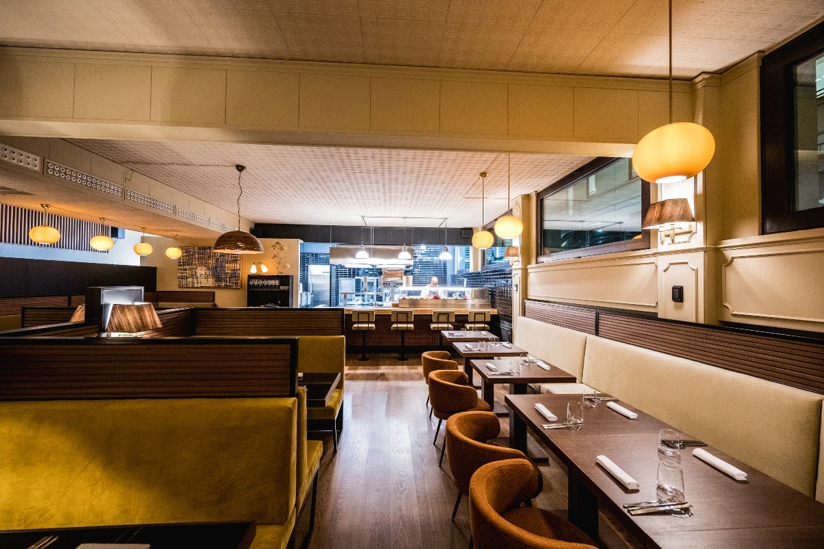 La sala di Casa Camperio con la cucina a vista sullo sfondo