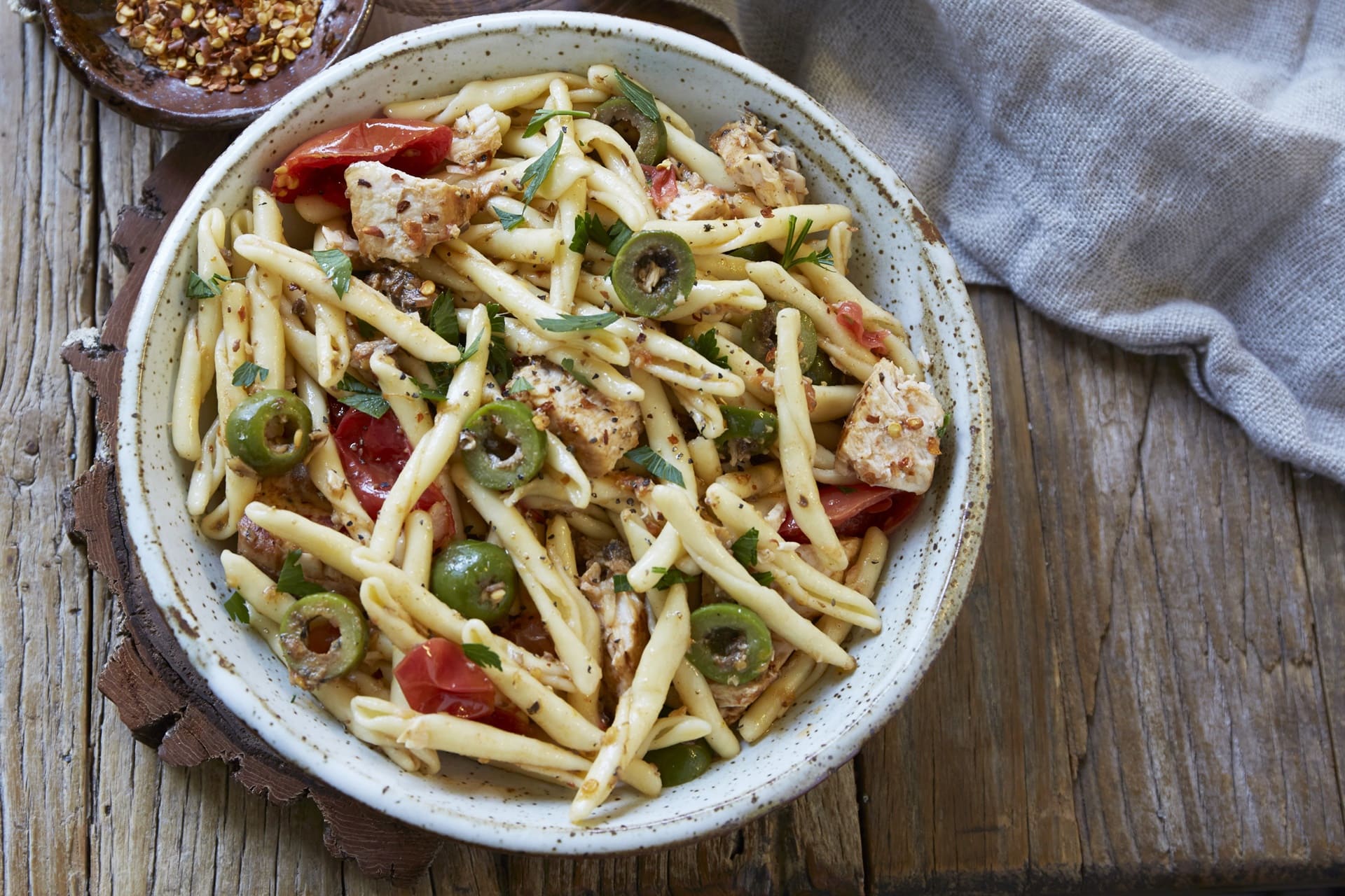 Strozzapreti con tonno pomodori e olive