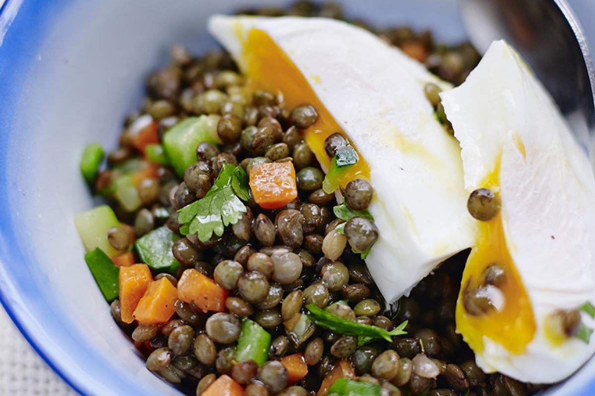 uovo barzotto e insalata di lenticchie