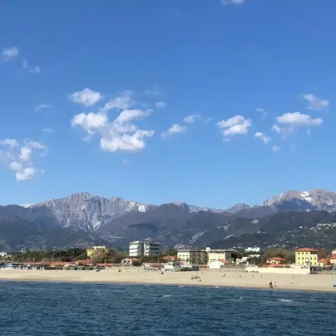 una vista di una spiaggia con le montagne sullo sfondo