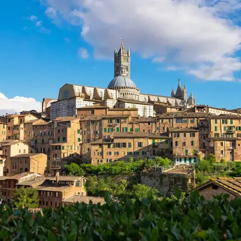 edifici in cemento marrone e bianco sotto il cielo blu durante il giorno
