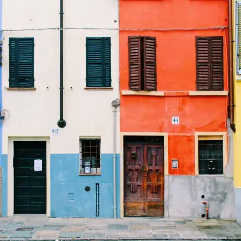 Porta casa e finestre chiuse durante il giorno