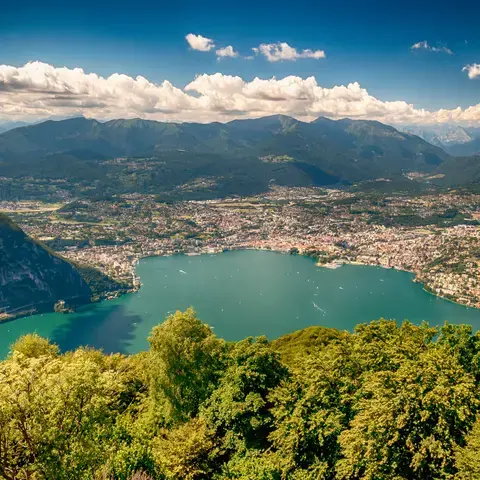 Alberi verdi vicino al lago blu sotto il cielo blu durante il giorno
