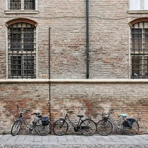 tre biciclette parcheggiate