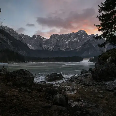 fotografia di paesaggio di montagna durante il giorno