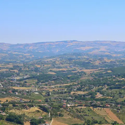 Una veduta aerea di una valle con una montagna sullo sfondo