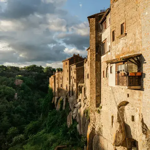 un edificio in pietra con un balcone sul lato