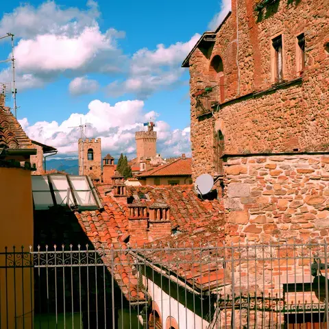 edificio in mattoni marroni sotto il cielo blu durante il giorno