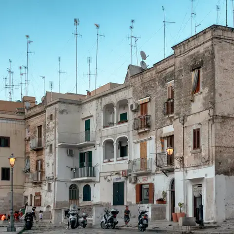 Un gruppo di motociclette parcheggiate davanti a un edificio