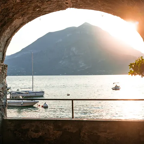 Una vista di uno specchio d'acqua attraverso un tunnel di pietra