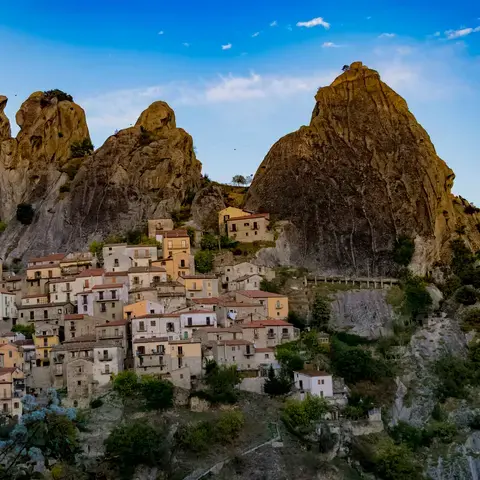 Un piccolo villaggio adagiato sul fianco di una montagna