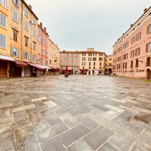 edificio in cemento marrone e bianco durante il giorno