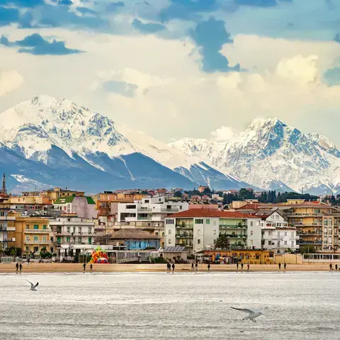 Una vista di una città con le montagne sullo sfondo
