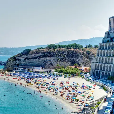 persone sulla spiaggia durante il giorno