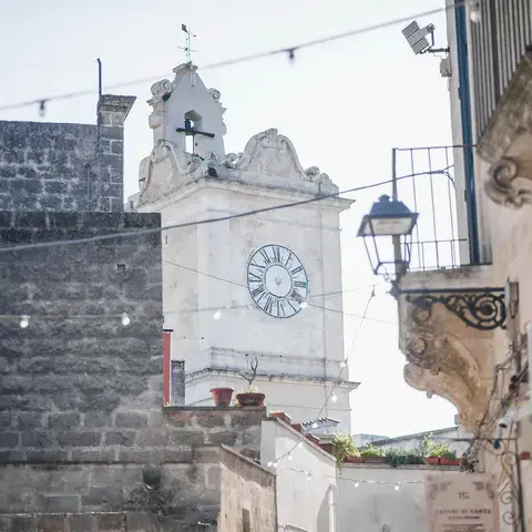 Una torre dell'orologio nel mezzo di una città