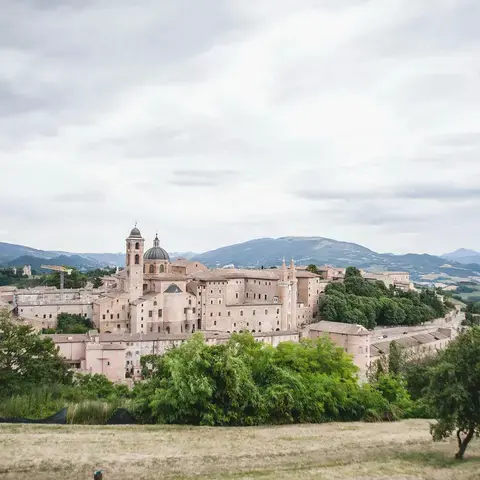 Una veduta di una città con le montagne sullo sfondo