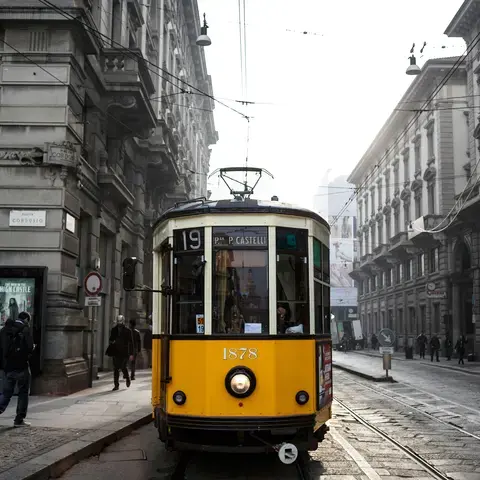 tram giallo e bianco sulla strada durante il giorno