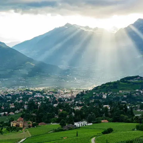 Una veduta di una valle con le montagne sullo sfondo
