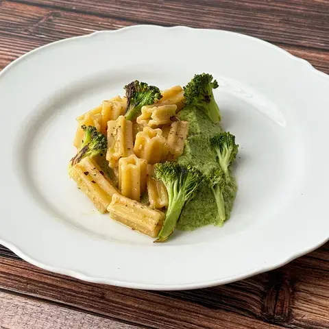 Stelle al broccolo alla brace e arachidi salate di Antonio Romano