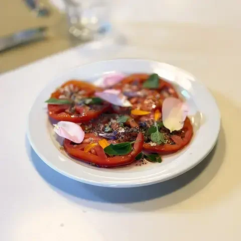 Carpaccio di pomodori e fiori di montagna