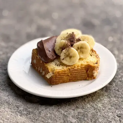 Colomba con mousse di cioccolato, banane e riccioli di cioccolato