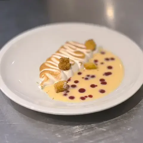 Meringa, pandoro e coulis di frutti rossi