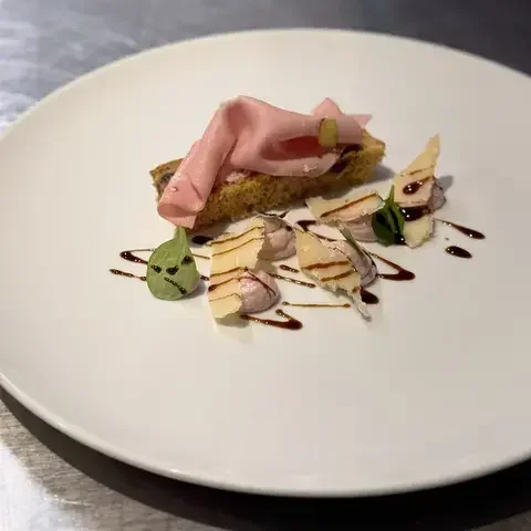 Panettone croccante e mousse di mortadella