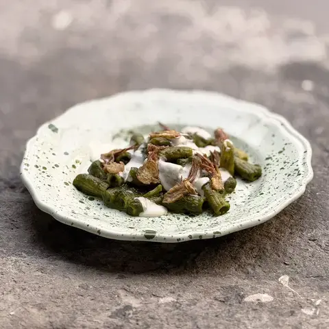 Tortiglioni con crema di verdure, fonduta e carciofi fritti