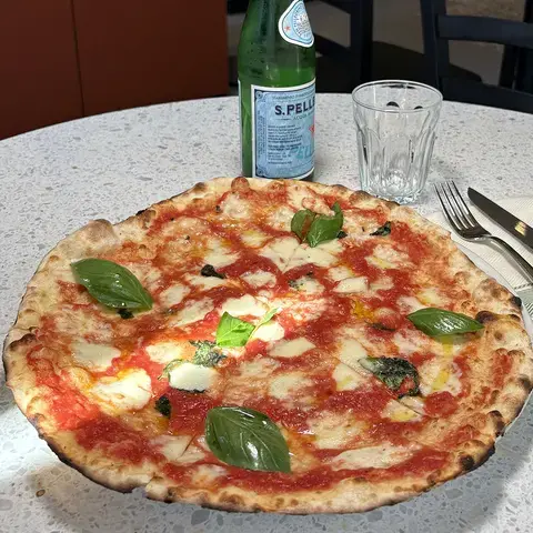 Dove mangiare la pizza sottile e croccante - la margherita di Glory POP