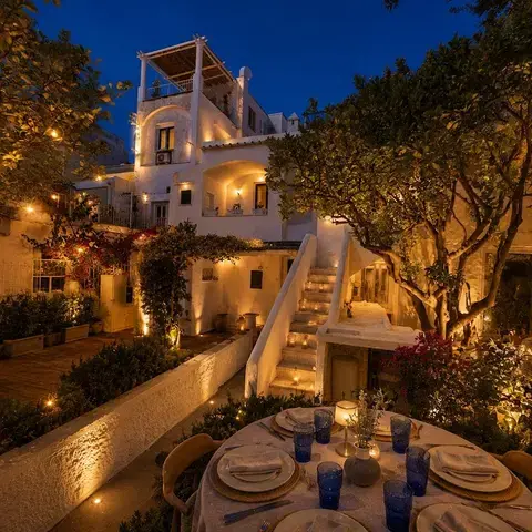 MHARE Restaurant Capri