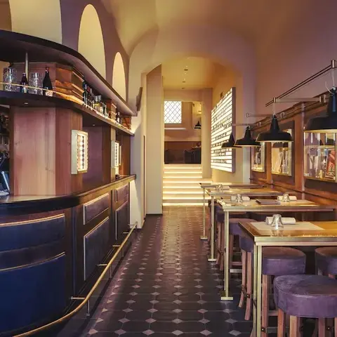 Move On - Italian Pub &amp; Record Store