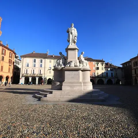 Piazza Camillo Cavour