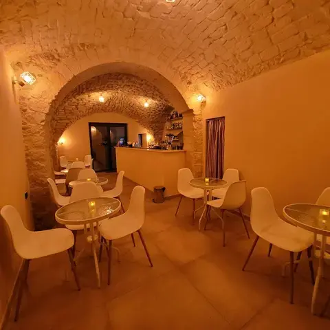 Shake cocktail bar and coffee