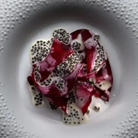 Barbabietola in crosta di sale , crema di caviale